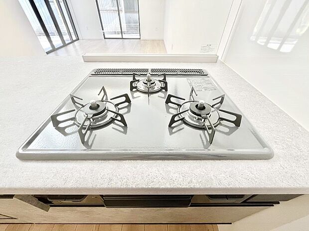 【その他設備(三ツ口コンロ)】三口ガスコンロでお料理が一気にはかどりそう。