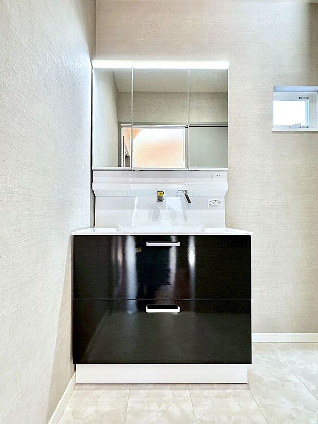 【洗面台・洗面所】大きく見やすい三面鏡で清潔感ある洗面台は、身だしなみチェックや肌のお手入れにおすすめです。