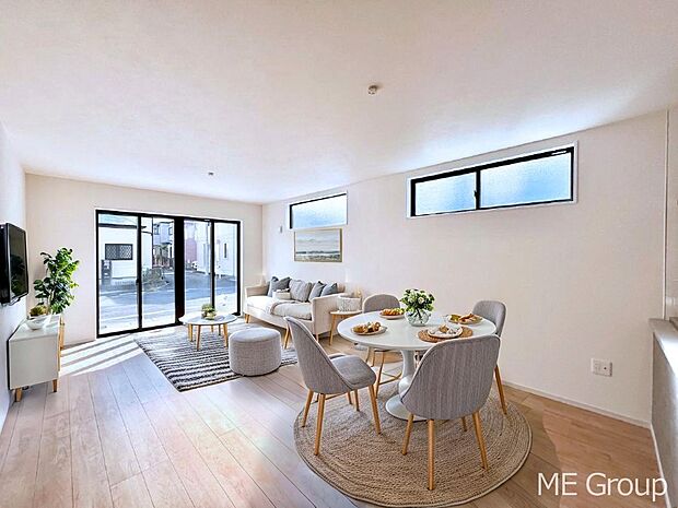 【リビング】ご家族の賑やかな話し声で包まれる明るいリビング ※家具はCGです