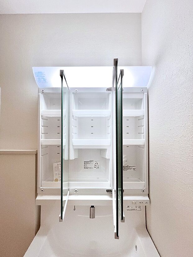 【その他設備(三面鏡裏収納)】三面鏡の裏に、化粧品や衛生用品などを収納可能。洗面台をすっきりと保ちます!