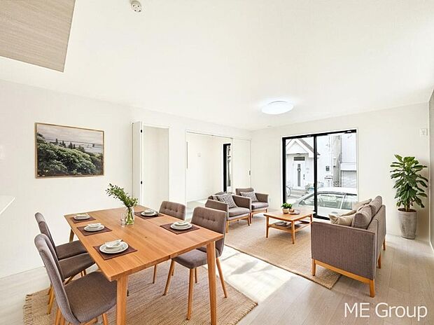 【リビング】ご家族の賑やかな話し声で包まれる明るいリビング ※家具はCGです