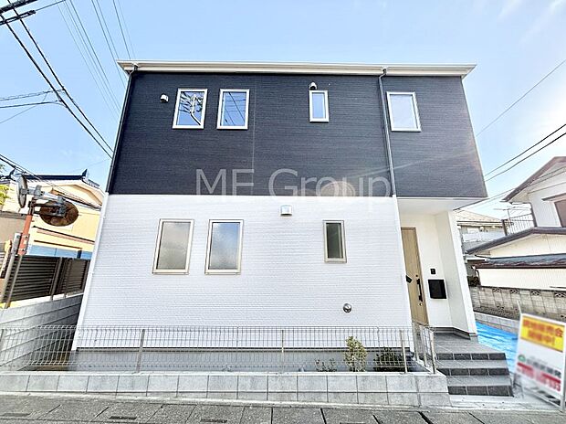 【現地外観写真】洗練された外観、上質な住空間が広がる室内は永く安心して過ごせる住居です。 