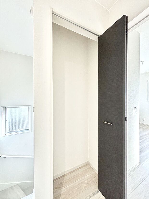 【その他設備(廊下収納)】廊下収納。掃除道具や季節の小物を収納することができます。