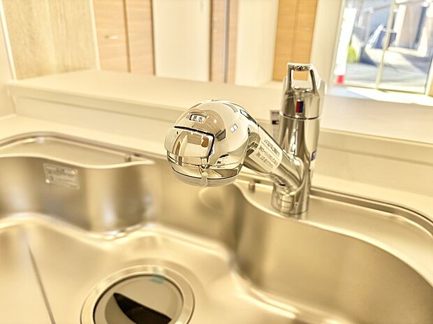 【その他設備(浄水器)】いつでも清潔なおいしいお水を。一つの水栓で水道水と浄水を使い分け。