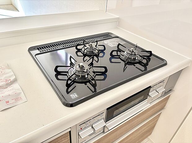 【その他設備(Siセンサーコンロ)】ガスコンロはSiセンサー搭載。火力調節や焦げ付き・消し忘れも防いでくれます。