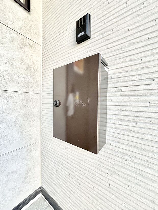 【その他現地】シンプルデザインのポスト。