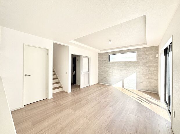 【リビングダイニング】リビング階段が家族の笑顔と会話をつないでくれます  