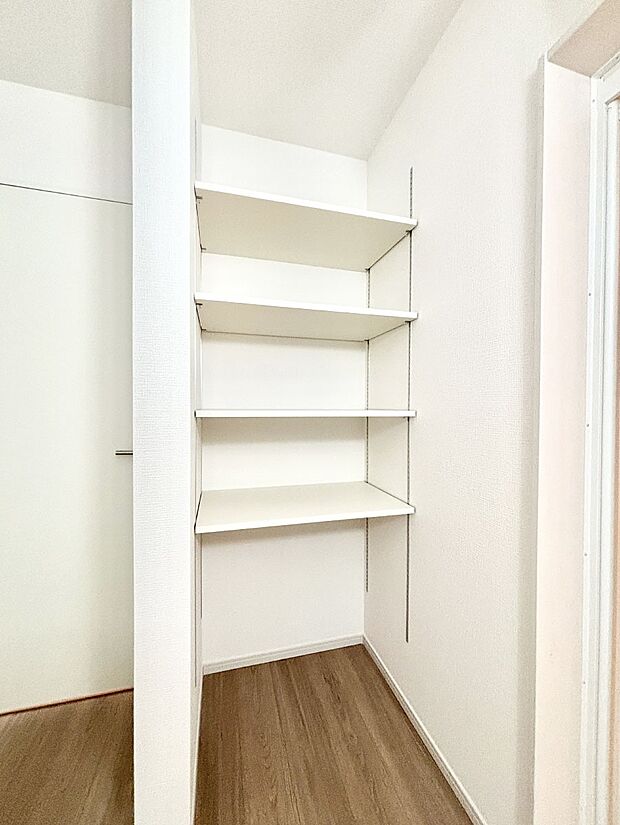 【その他設備(リネンスペース)】便利なリネン庫で、スッキリした使いやすい洗面室に  