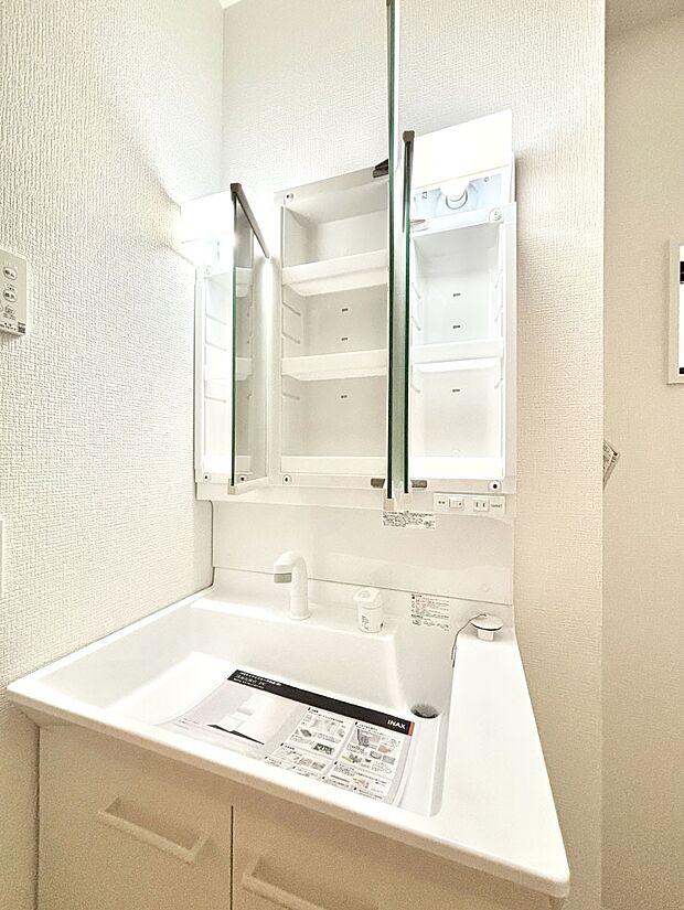 【その他設備(三面鏡裏収納)】三面鏡の裏に、化粧品や衛生用品などを収納可能。洗面台をすっきりと保ちます！