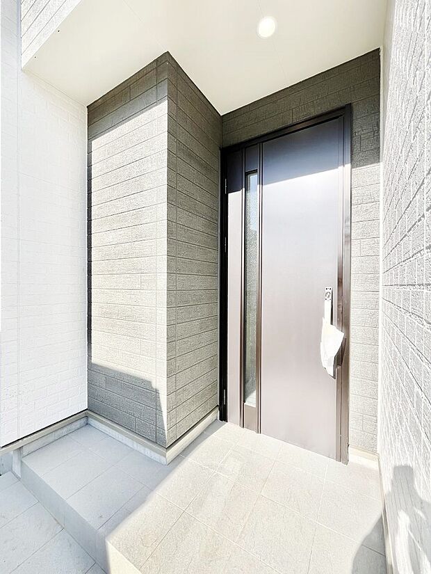 【玄関】大切な家族、来客を出迎える玄関。