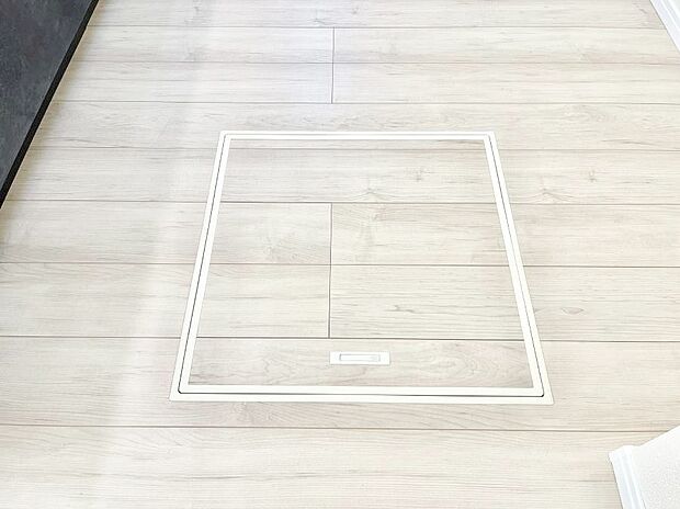 【その他設備(床下収納)】床下収納付き!日用品・非常用品の収納にも大活躍。