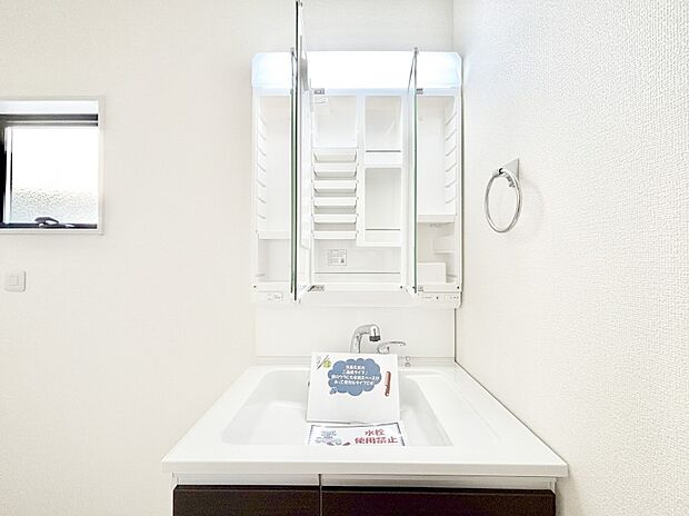 【その他設備(三面鏡裏収納)】三面鏡の裏に、化粧品や衛生用品などを収納可能。洗面台をすっきりと保ちます!