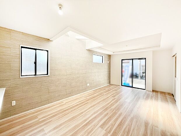 【ダイニング】明るい陽光が注ぎ、寛ぎの雰囲気に満たされるダイニング。