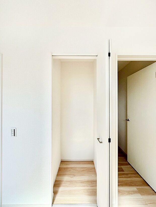 【その他設備(リビング収納)】物が集まりそうなLDKもスッキリ片付きます。