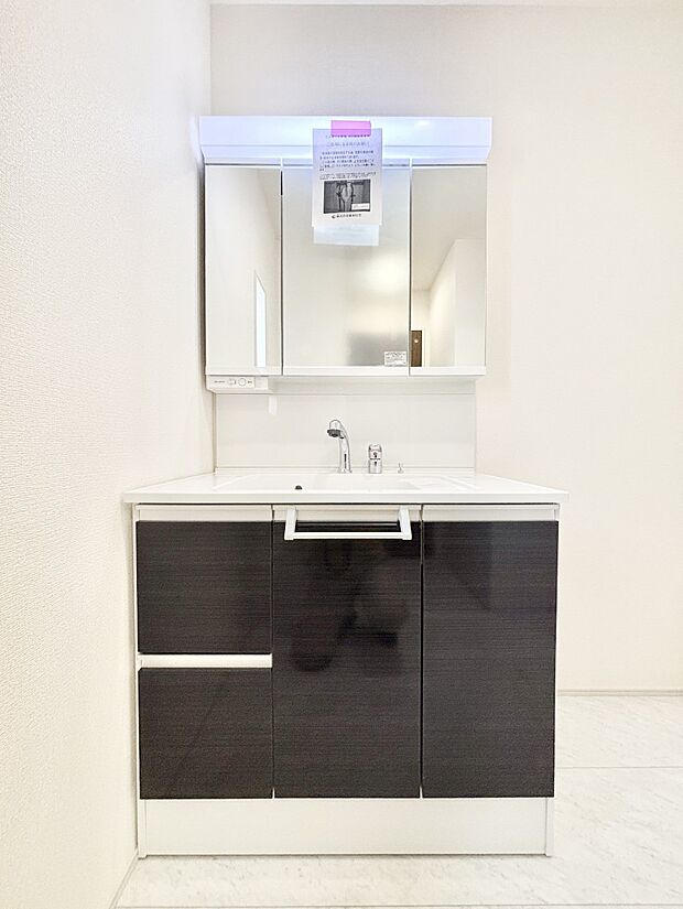 【洗面台・洗面所】大きく見やすい三面鏡で清潔感ある洗面台は、身だしなみチェックや肌のお手入れにおすすめです。