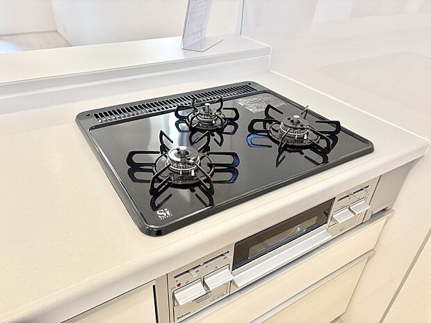 【その他設備(Siセンサーコンロ)】ガスコンロはSiセンサー搭載。火力調節や焦げ付き・消し忘れも防いでくれます。