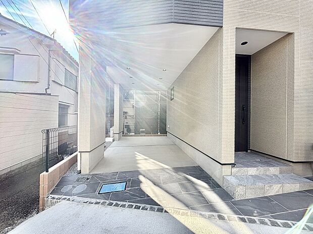 【駐車場】ビルトインタイプは大切なお車を傷や汚れから守ることができます。