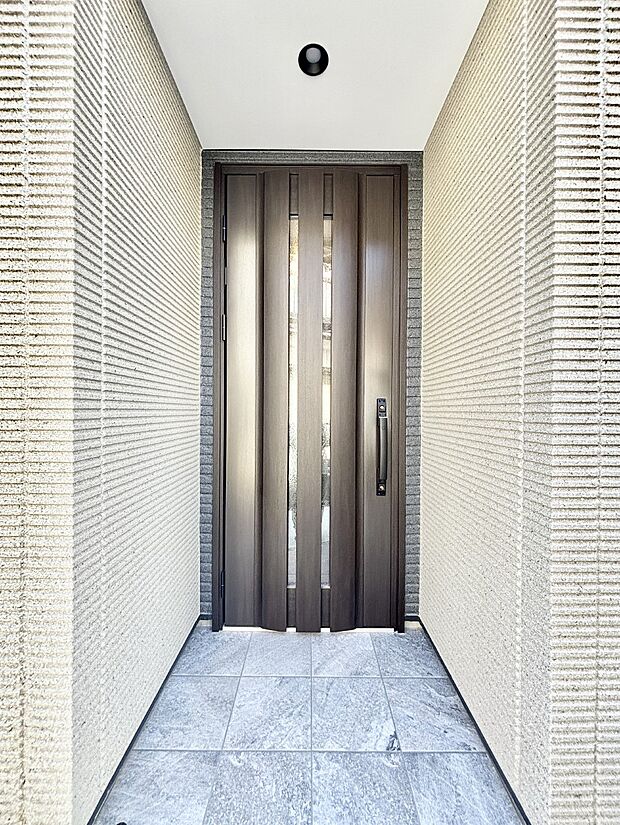 【玄関】玄関前は雨が降っても濡れにくい屋根付き