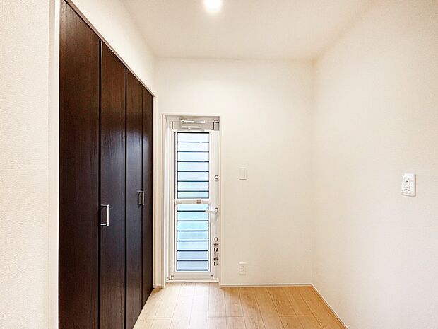 【その他設備(勝手口)】換気&採光にもうれしい勝手口