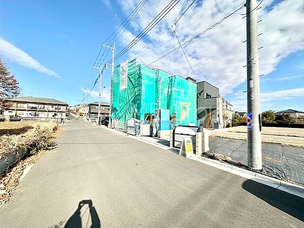 【前面道路含む現地写真】前面道路はきちんと整備されています  