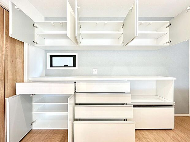 【その他設備(キッチンカップボード)】カップボードも標準装備　広々スペースでお料理しやすいキッチンです  