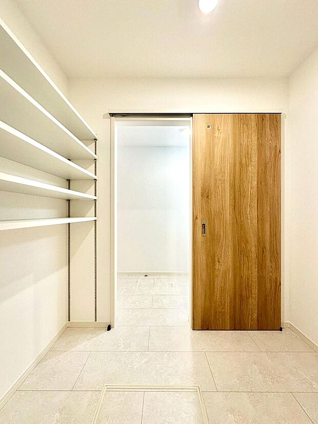 【その他設備(リネンスペース)】便利なリネン庫で、スッキリした使いやすい洗面室に