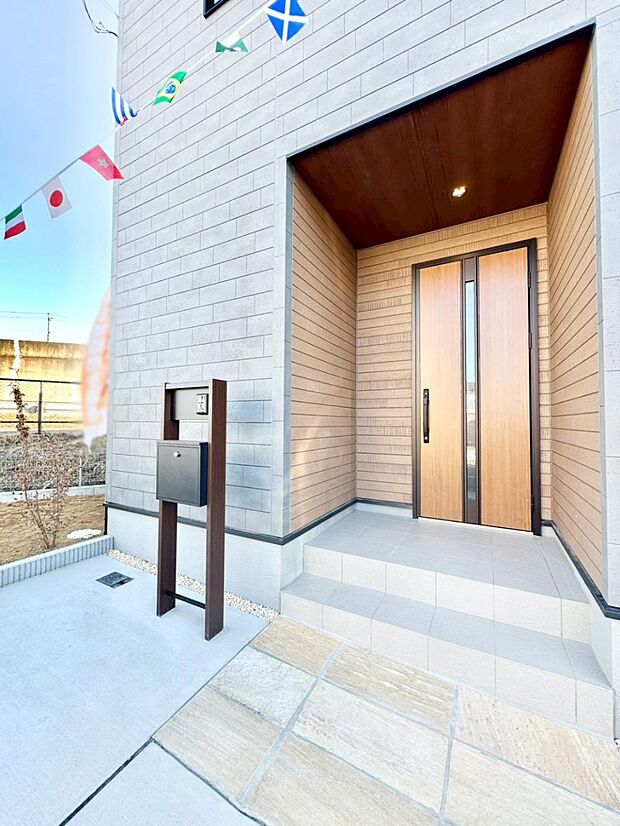 【玄関】大切な家族、来客を出迎える玄関。