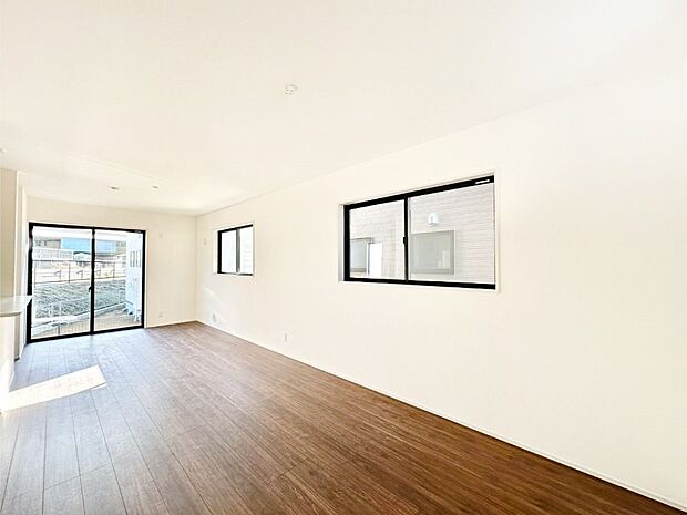 【リビングダイニング】家族団らんの時間も増えそうなくつろぎのリビングダイニング。