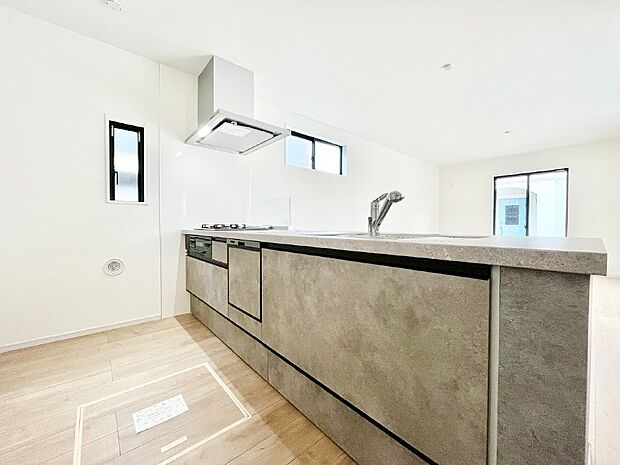 【ダイニングキッチン】リビングで遊ぶお子様を見守りながらお料理ができる対面キッチン。  