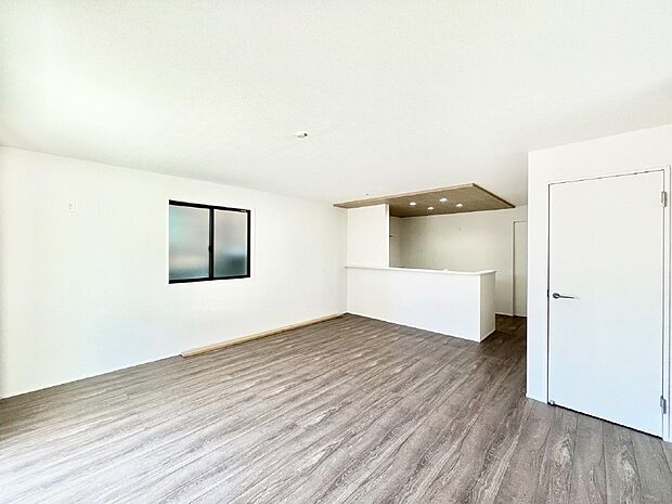 【リビングダイニング】家族団らんの時間も増えそうなくつろぎのリビングダイニング。