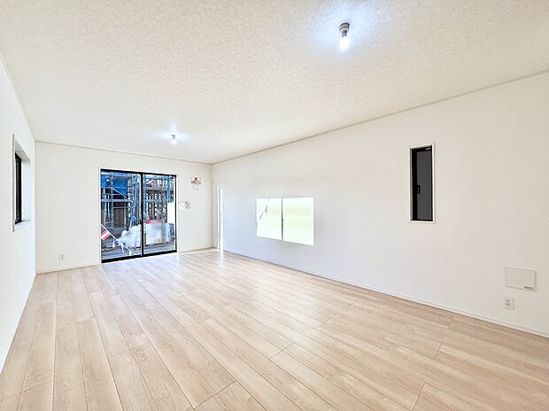 【リビングダイニング】大きな窓からたっぷりの陽光と風を感じられるリビング