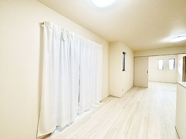 【リビングダイニング】大きな窓からたっぷりの陽光と風を感じられるリビング