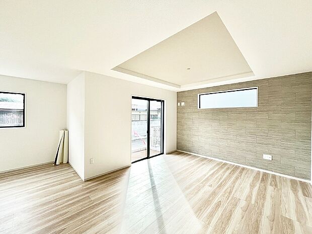 【リビングダイニング】大きな窓からたっぷりの陽光と風を感じられるリビング