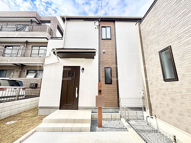 【現地外観写真】洗練された外観、上質な住空間が広がる室内は永く安心して過ごせる住居です。