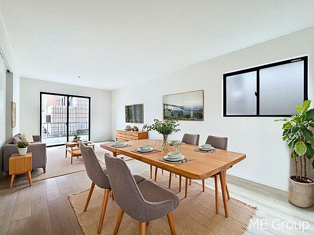 【リビング】ご家族の賑やかな話し声で包まれる明るいリビング ※家具はCGです