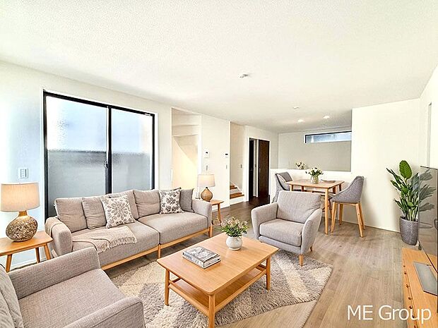 【リビング】ご家族の賑やかな話し声で包まれる明るいリビング ※家具はCGです