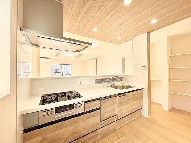 【ダイニングキッチン】リビングで遊ぶお子様を見守りながらお料理ができる対面キッチン。  