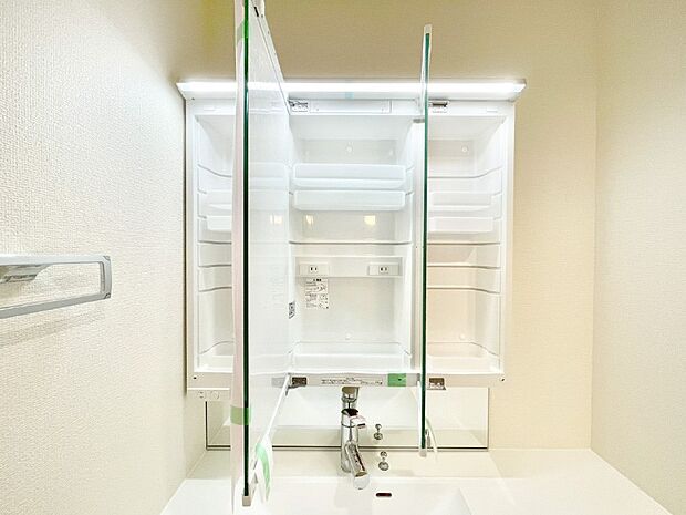【その他設備(三面鏡裏収納)】三面鏡の裏に、化粧品や衛生用品などを収納可能。洗面台をすっきりと保ちます！
