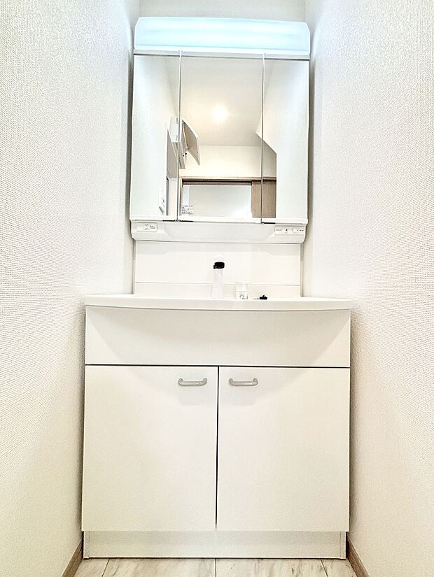 【洗面台・洗面所】大きく見やすい三面鏡で清潔感ある洗面台は、身だしなみチェックや肌のお手入れにおすすめです。