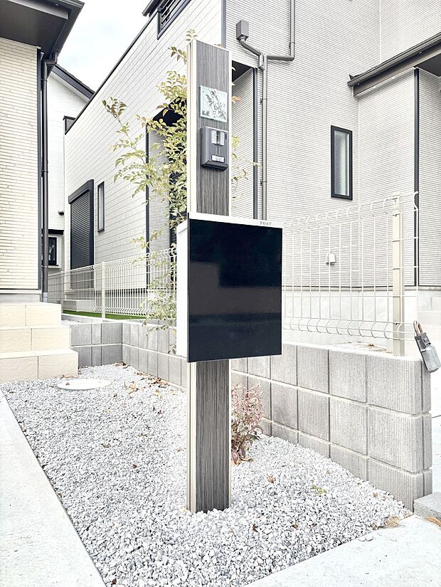 【その他現地】シンプルデザインのポスト。