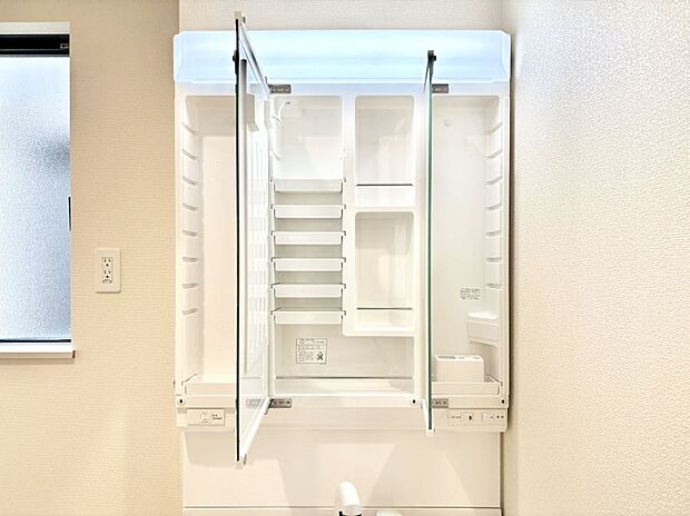 【その他設備(三面鏡裏収納)】三面鏡の裏に、化粧品や衛生用品などを収納可能。洗面台をすっきりと保ちます!