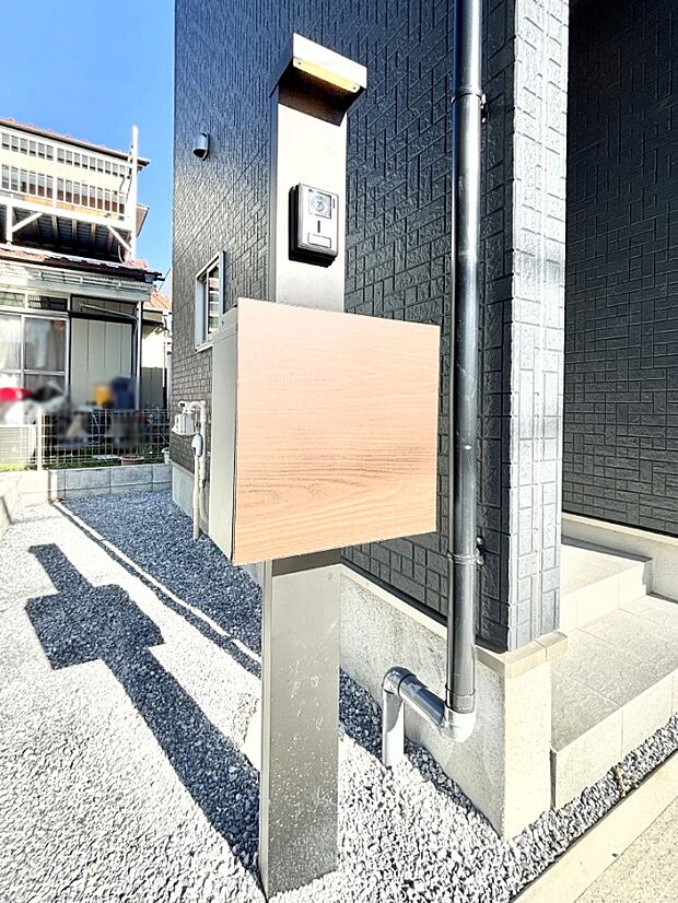 【その他現地】表札・インターホン・ポストをひとつに集約。エントランスになじむシンプルデザイン。