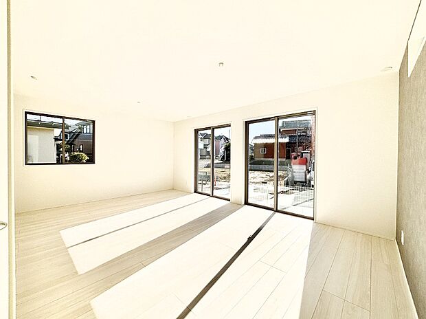 【リビングダイニング】明るい陽光が注ぎ、寛ぎの雰囲気に満たされるリビングダイニング