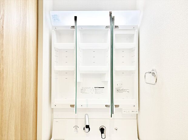 【その他設備(三面鏡裏収納)】三面鏡の裏に、化粧品や衛生用品などを収納可能。洗面台をすっきりと保ちます!