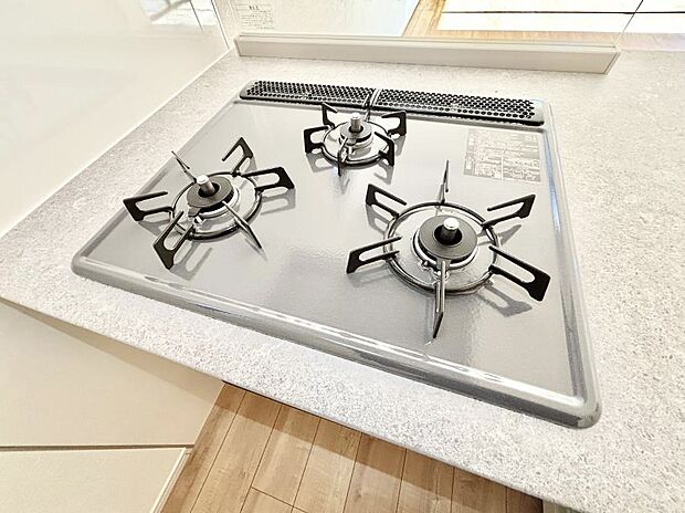 【その他設備(三ツ口コンロ)】三口ガスコンロでお料理が一気にはかどりそう 　 