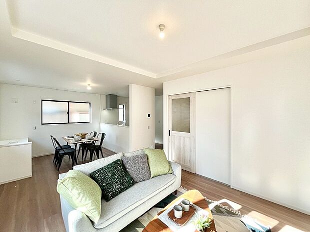 【リビング】ご家族の賑やかな話し声で包まれる明るいリビング