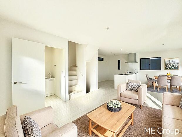 【リビング】落ち着いた雰囲気のLDKは家族みんなの快適空間※家具はCGです