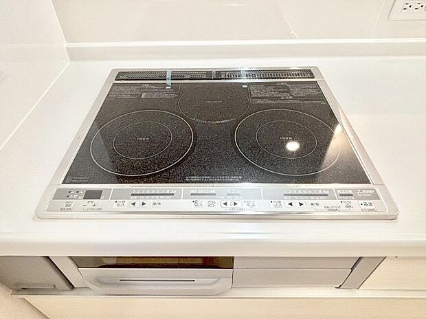【その他設備(IHクッキングヒーター)】IHクッキングヒーターは天板の調理面がフラットなので調理後はサッと一拭きするだけ!