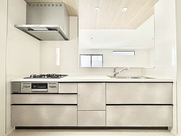 【キッチン】広々とした使い勝手の良いキッチンで日々のお料理も楽しくなりそう