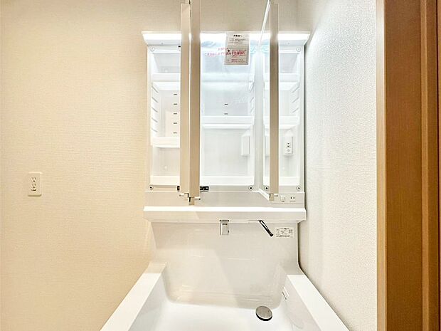 【その他設備(三面鏡裏収納)】三面鏡の裏に、化粧品や衛生用品などを収納可能。洗面台をすっきりと保ちます!